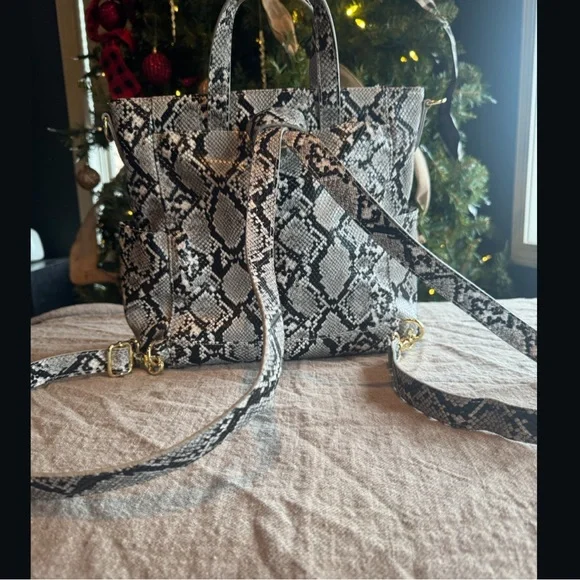 Lilly Jade Medium Brittany Convertible Purse to Backpack Snakeskin Black & White - Picture 9 of 9